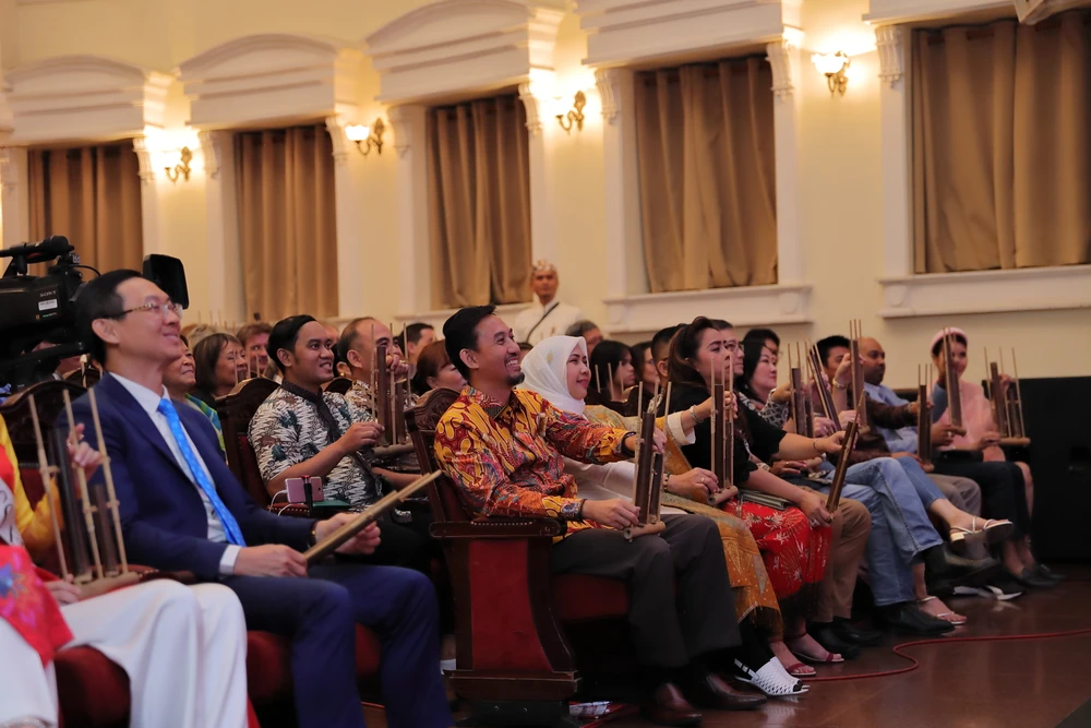 Cả hội trường cùng hòa thanh Angklung. Ảnh: Tổng Lãnh sự quán Indonesia tại TP.HCM