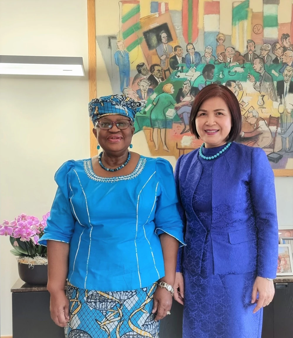 Đại sứ Lê Thị Tuyết Mai và Tổng giám đốc WTO Ngozi Okonjo-Iweala tại trụ sở WTO ở Geneva. Nguồn: Phái đoàn Việt Nam tại Geneva