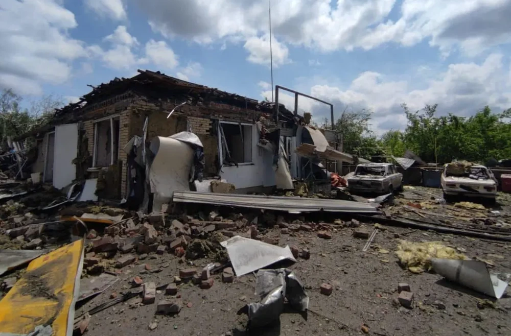 Một trạm xăng bị hư hại nặng nề do pháo kích vào hôm 29-5 tại TP Toretsk (tỉnh Donetsk). Ảnh: REUTERS