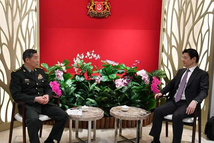 Bộ trưởng Quốc phòng Lý Thượng Phúc gặp quyền Thủ tướng Singapore Lawrence Wong bên lề Đối thoại Shangri-La 2023 ngày 2-6. Ảnh: MINDEF/STRAITS TIMES