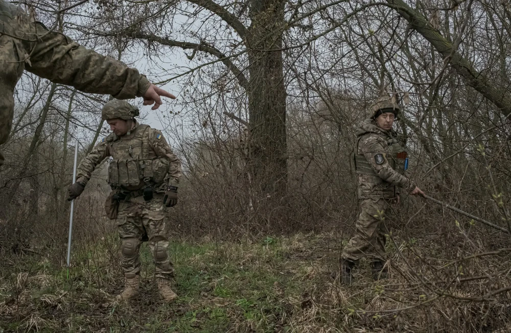 Đội rà phá bom mìn của Ukraine làm việc tại TP Lyman, tỉnh Donetsk (đông Ukraine) vào ngày 3-4. Ảnh: THE NEW YORK TIMES