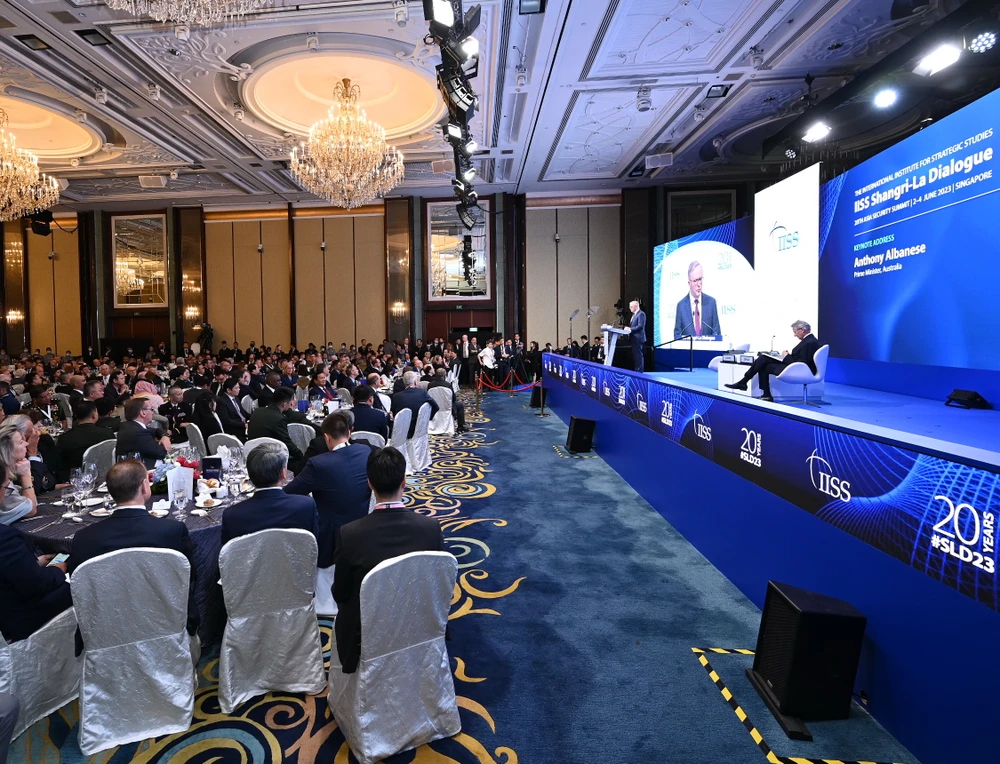 Trong tiệc tối ngày 2-6, bàn VIP 1 được bố trí ở hàng đầu tiên, chính giữa nhìn lên sân khấu. Ảnh: IISS