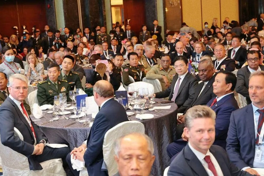 Bộ trưởng Quốc phòng Mỹ Lloyd Austin và người đồng cấp TQ Lý Thượng Phúc ngồi đối diện nhau ở bàn VIP 1 trong tiệc khai mạc vào tối ngày 2-6. Ảnh: LIANHE ZAOBAO/ THE STRAITS TIMES