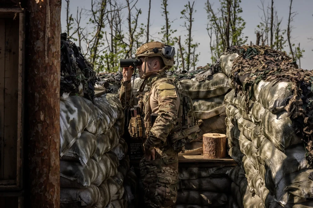 Lính Ukraine ở TP Marinka tỉnh Donetsk vào hồi tháng 5. Ảnh: THE NEW YORK TIMES