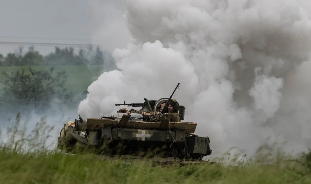 Lính Ukraine điều khiển xe tăng T-64 ở tỉnh Zaporizhzhia vào ngày 24-5. Ảnh: THE WASHINGTON POST