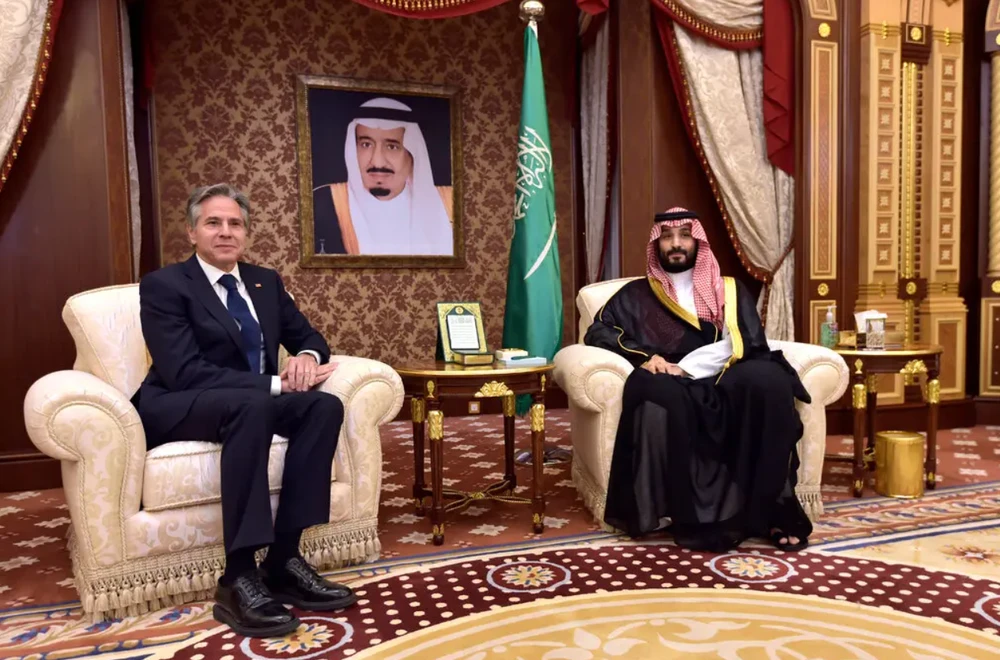 Ngoại trưởng Mỹ Antony Blinken gặp Thái tử Saudi Arabia - ông Mohammed bin Salman trong chuyến thăm Arab Saudi hồi đầu tháng 6. Ảnh: AMER HILABI
