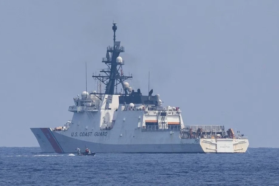 Một chiếc thuyền của Lực lượng Bảo vệ Bờ biển Philippines đi ngang qua tàu Tuần duyên Mỹ Stratton trong cuộc tập trận ba bên đầu tiên giữa Philippines, Nhật Bản và Mỹ ở vùng biển Philippines ngày 6-6-2023. Ảnh: REUTERS