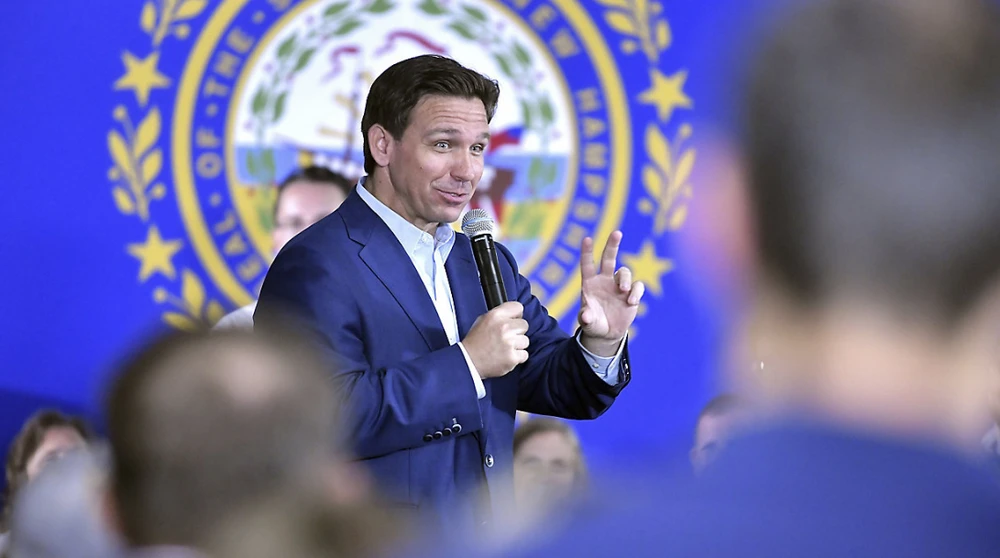 Thống đốc bang Florida - ông Ron DeSantis phát biểu ở Tòa thị chính Hollis vào ngày 27-6. Ảnh: AP