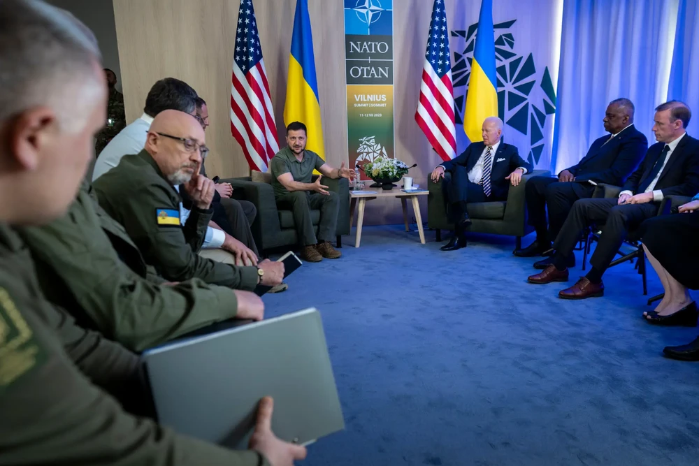 Tổng thống Volodymyr Zelensky hội đàm cùng Tổng thống Mỹ Joe Biden bên lề Hội nghị thượng đỉnh NATO vào ngày 12-7. Ảnh: THE NEW YORK TIMES