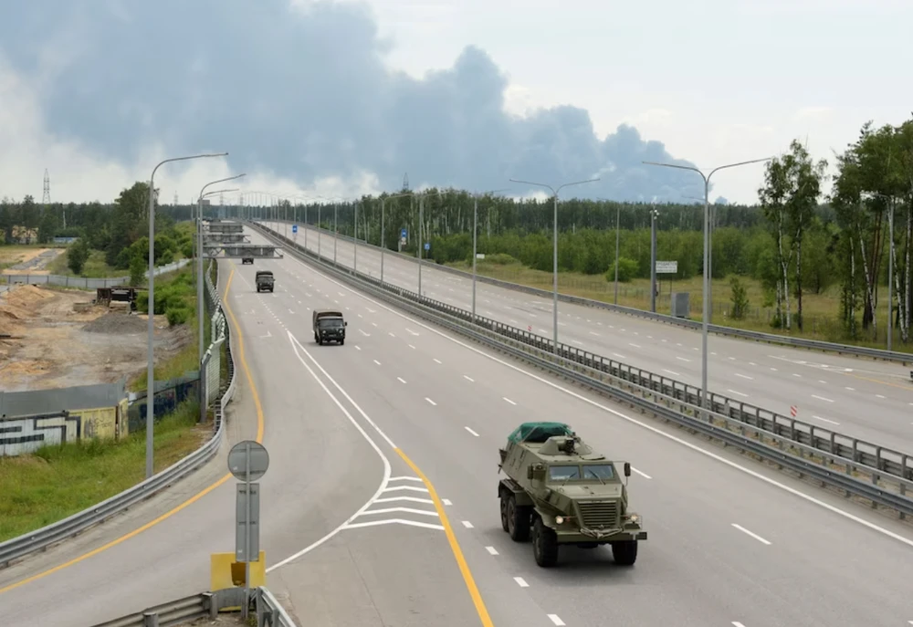 Lính Wagner trên đường cao tốc tỉnh Voronezh vào ngày 24-6. Ảnh: REUTERS