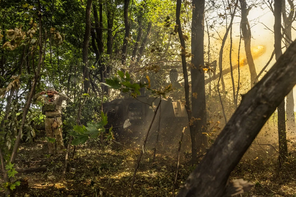 Lính Ukraine ở một địa điểm bí mật trên tiền tuyến vào tháng 6-2023. Ảnh: THE NEW YORK TIMES