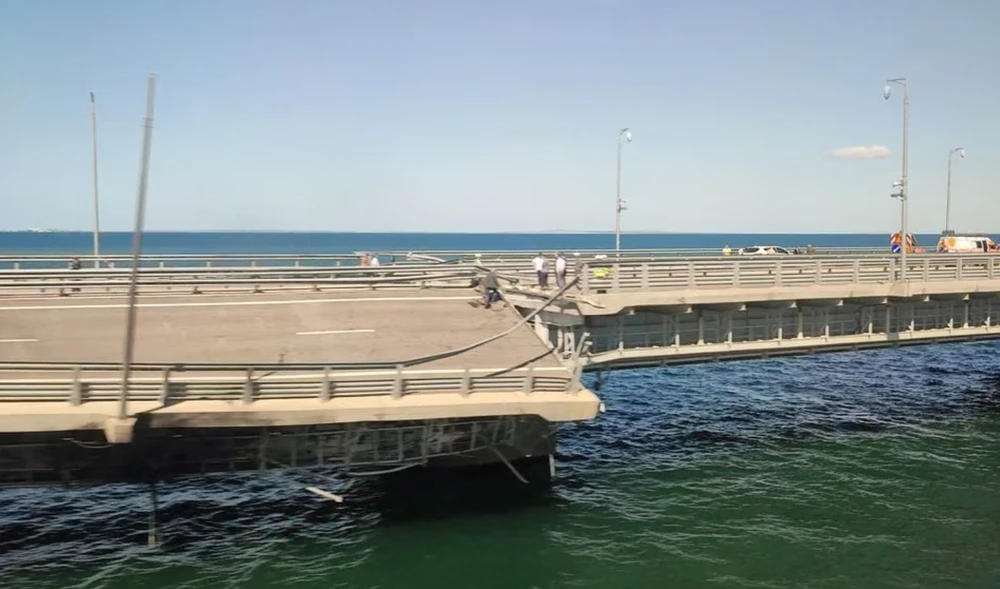 Cầu Crimea bị hư hại vì bị tấn công ngày 17-7. Ảnh: REUTERS