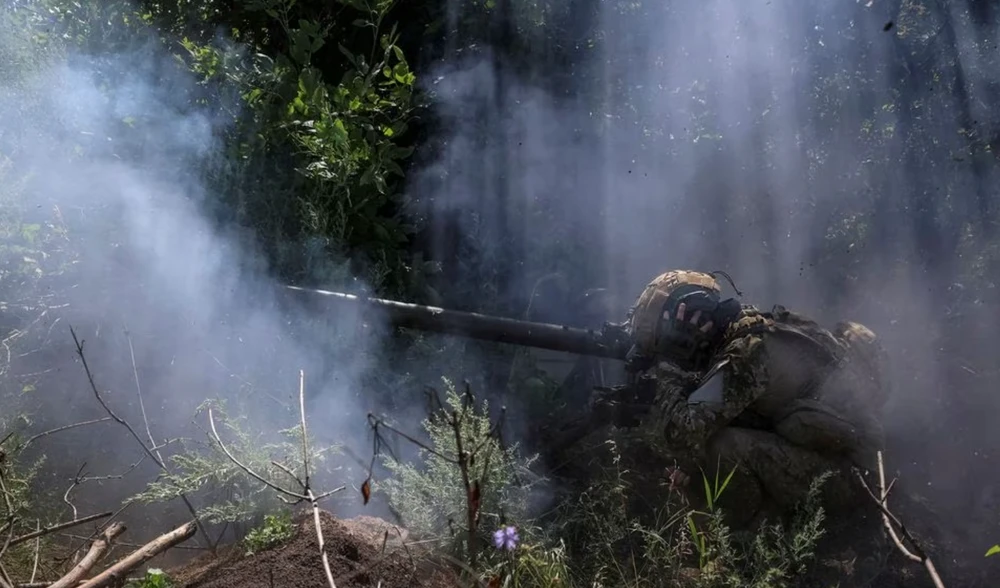 Lính Ukraine chiến đấu tại TP Bakhmut vào ngày 13-7. Ảnh: REUTERS