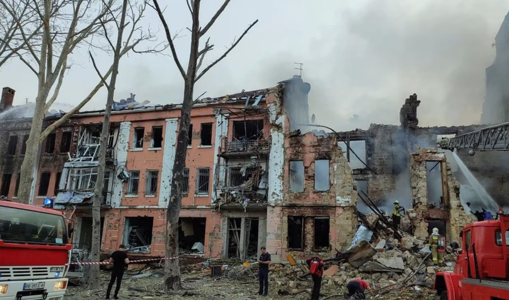 Lực lượng cứu hộ làm việc tại một khu vực bị Nga tấn công ở TP Mykolaiv (tỉnh Mykolaiv) vào ngày 20-7. Ảnh: REUTERS