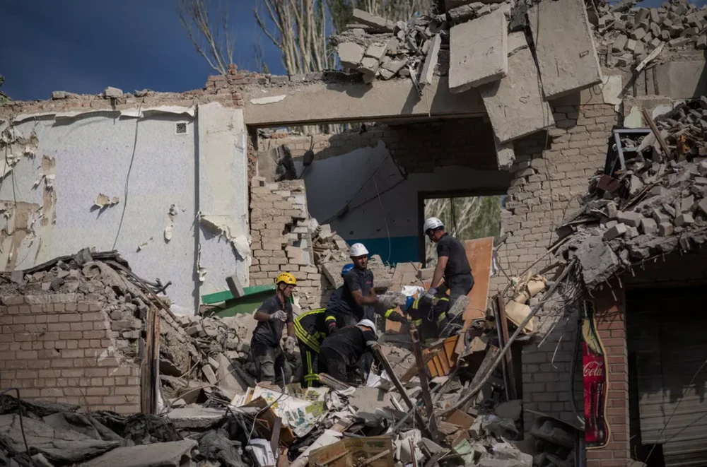 TP Kryvyi Rih (tỉnh Dnipropetrovsk) bị tên lửa tấn công hôm 31-7. Ảnh: THE NEW YORK TIMES