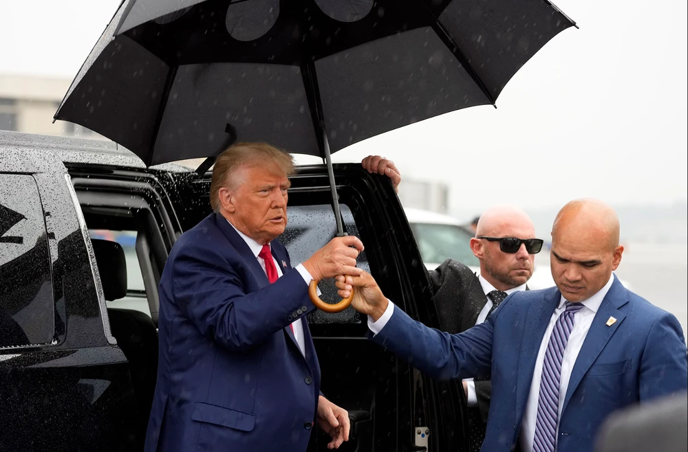 Cựu Tổng thống Donald Trump tại sân bay Quốc gia Washington Reagan sau khi dự phiên toà thông báo cáo trạng ở Washington D.C. Ảnh: REUTERS