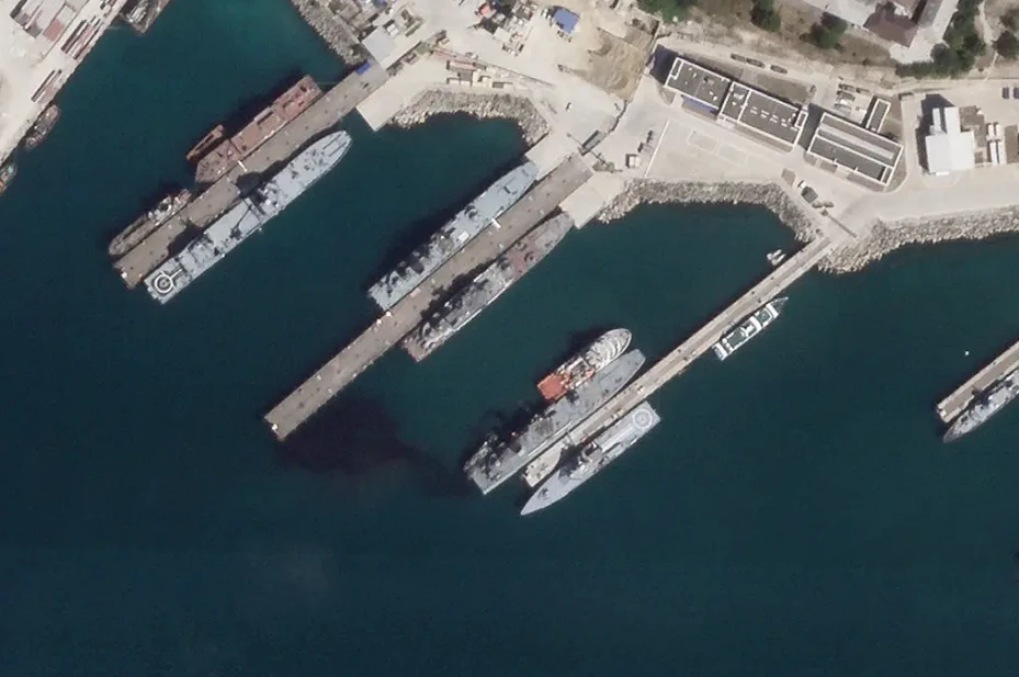 Một hình ảnh vệ tinh do tập đoàn ảnh vệ tinh Planet Labs công bố cho thấy một tàu chiến Nga bị hư hại gần cảng Novorossiysk (Nga) vào ngày 4-8. Ảnh: PLANET LABS PBC/AP