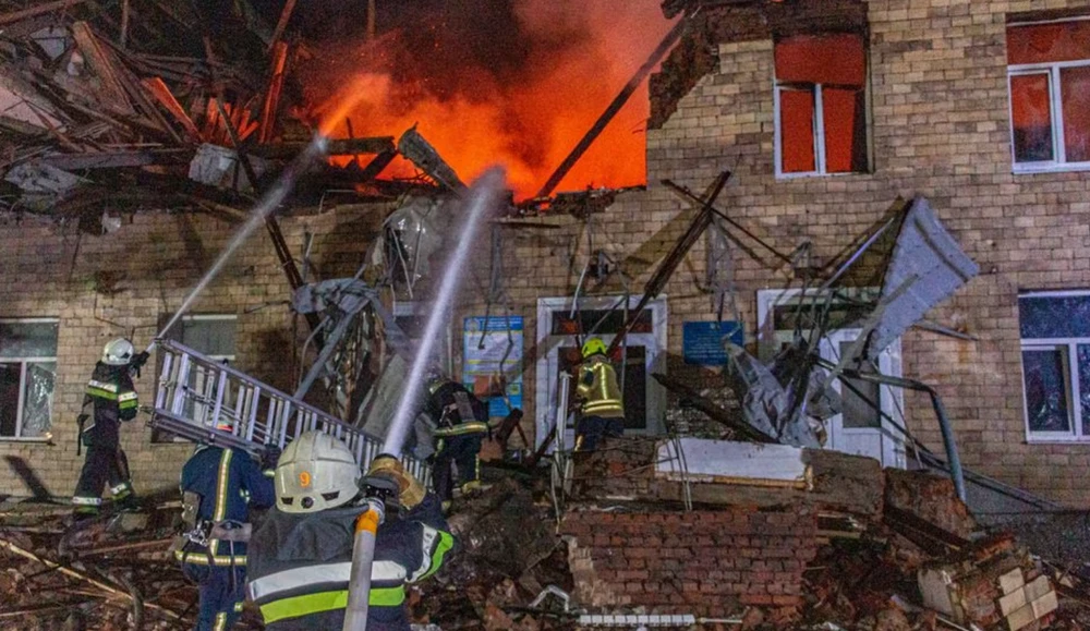 Lực lượng cứu hỏa Ukraine làm việc ở tỉnh Kharkiv sau cuộc pháo kích của Nga hôm 1-8. Ảnh: REUTERS