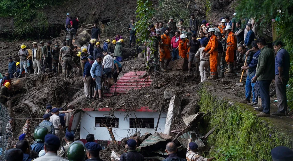 Lực lượng cứu hộ làm việc tại ngôi đền bị sập ở TP Shimla, bang Himachal Pradesh ngày 14-8. Ảnh: AFP Lực lượng cứu hộ làm việc tại ngôi đền bị sập ở TP Shimla, bang Himachal Pradesh ngày 14-8. Ảnh: AFP