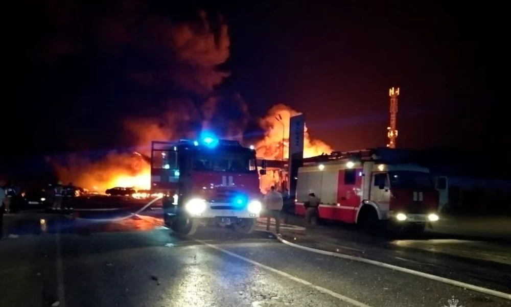 Lực lượng cứu hỏa, cứu hộ làm việc tại hiện trường vụ cháy. Ảnh: EMERCOM/ REUTERS