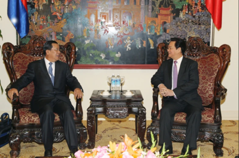 Hai thủ tướng nhất trí tiếp tục hợp tác chặt chẽ trong nhiều lĩnh vực; đánh giá cao những nỗ lực của cơ quan chức năng hai bên trong công tác phân giới cắm mốc biên giới đất liền giữa hai nước; nhất trí đề cao lập trường chung của ASEAN trong Tuyên bố nguyên tắc 6 điểm của ASEAN về Biển Đông,...