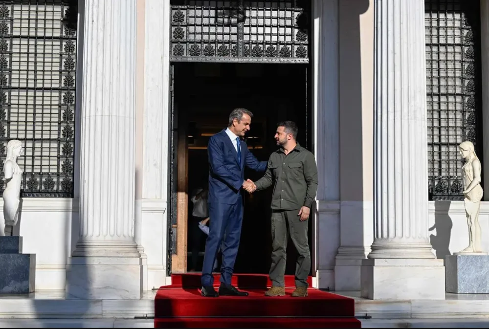 Thủ tướng Hy Lạp Kyriakos Mitsotakis (trái) gặp Tổng thống Ukraine Volodymyr Zelensky ở Athens ngày 21-8. Ảnh: AFP