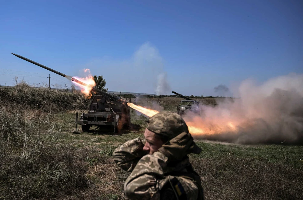 Lính Ukraine khai hỏa vào mục tiêu Nga ở tỉnh Zaporizhia. Ảnh: REUTERS