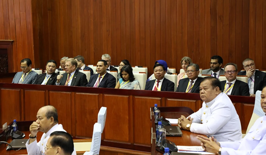 Các đại diện ngoại giao nước ngoài tại Campuchia dự họp Quốc hội Campuchia khóa VII. Ảnh: KHMER TIMES