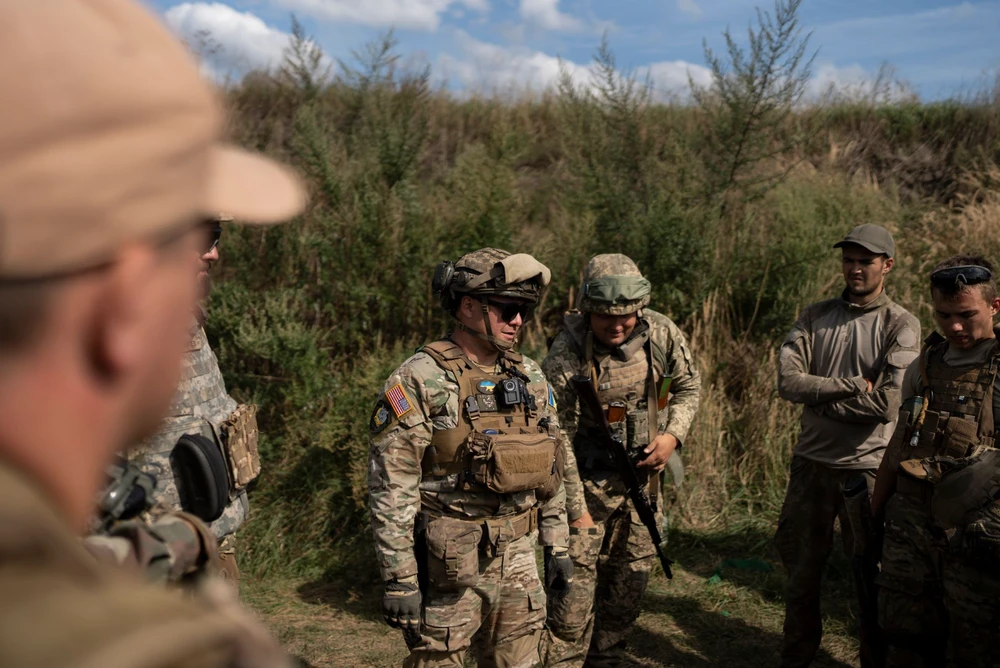 Một tình nguyện viên Mỹ tự gọi mình tên là Jackie huấn luyện lính Ukraine ở tỉnh Kiev. Ảnh: AP