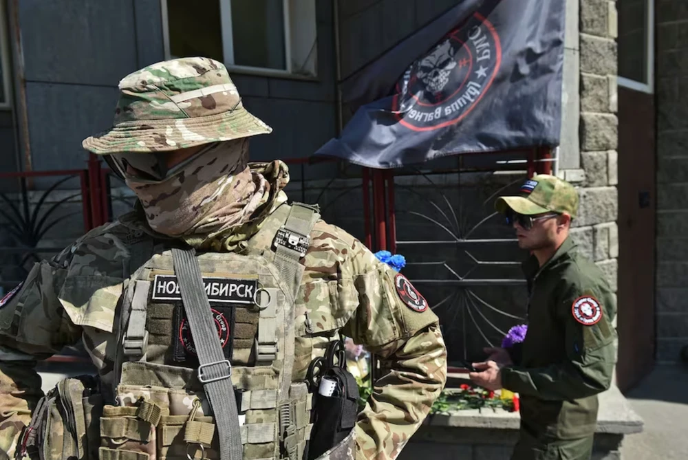 Lính Wagner đặt hoa tưởng niệm trùm Wagner - ông Yevgeny Prigozhin tại TP Novosibirsk (Nga) vào ngày 24-8. Ảnh: REUTERS