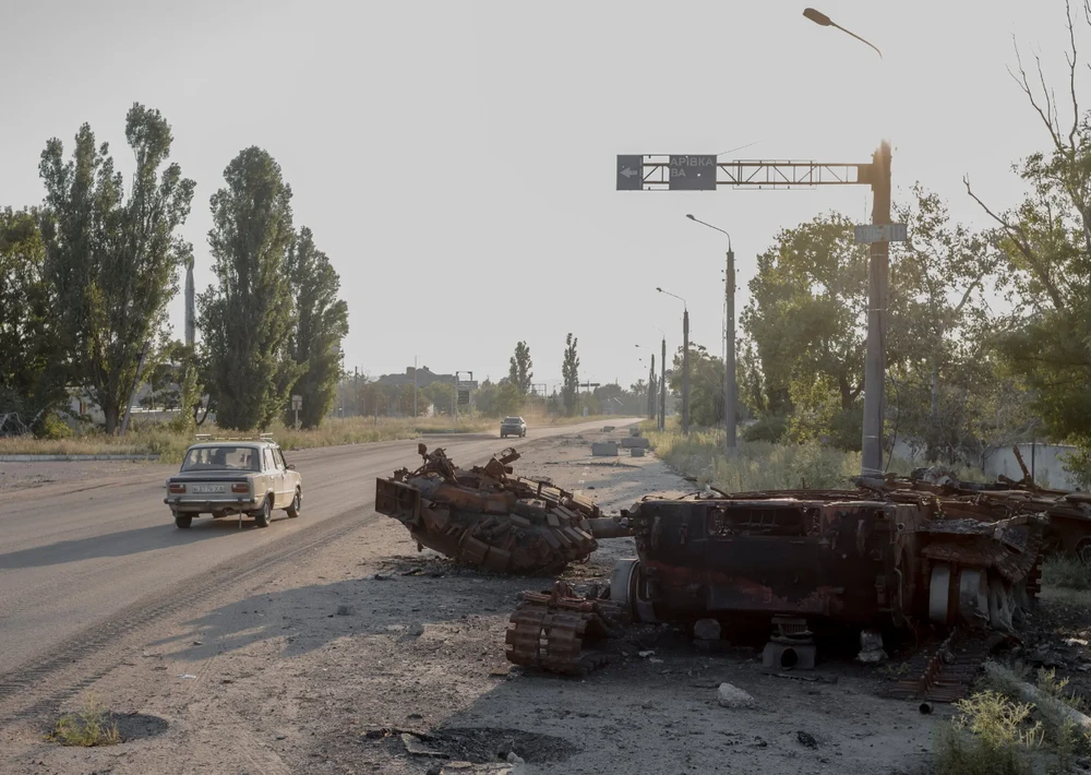 Xe tăng bị phá hủy nằm ngổn ngang trên đường phố Kupiansk, tỉnh Kharkiv (Ukraine) trong tháng 8. Ảnh: THE NEW YORK TIMES
