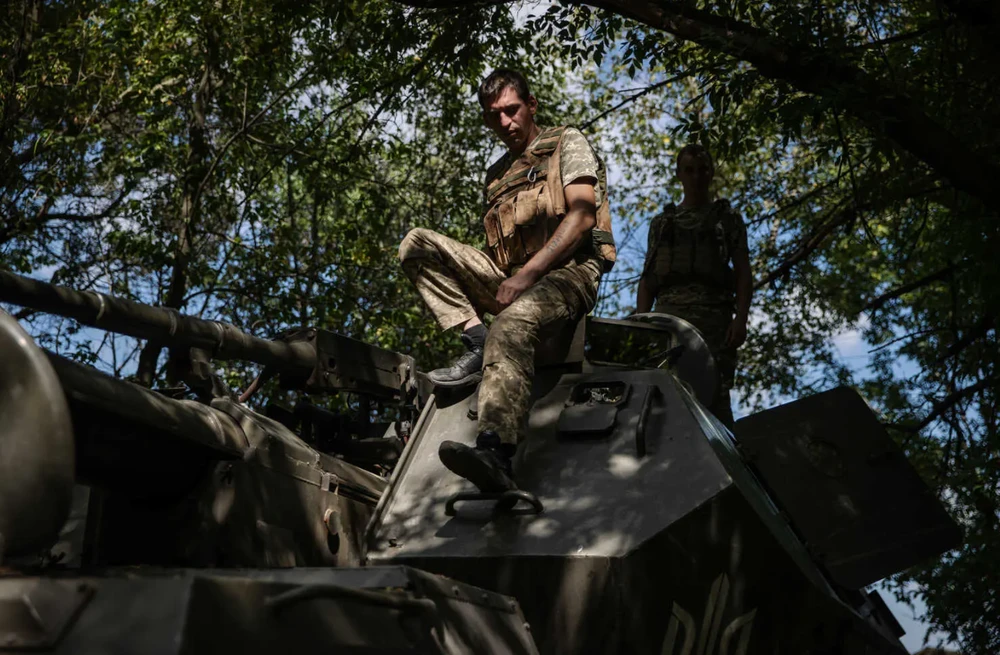 Lính Ukraine ở tỉnh Donetsk chuẩn bị khai hỏa pháo tự hành. Ảnh: THE NEW YORK TIMES