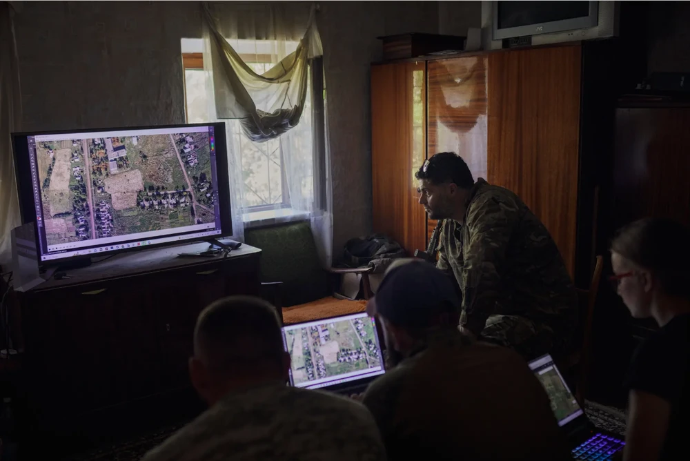 Lính Ukraine tác chiến UAV ở mặt trận phía nam tỉnh Donetsk vào ngày 7-8. Ảnh: THE NEW YORK TIMES