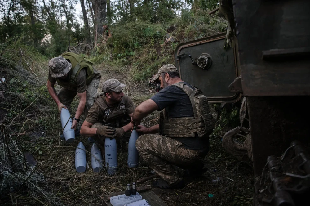 Lính Ukraine đang tiếp đạn pháo 122 mm ở TP Bakhmut (tỉnh Donetsk). Ảnh: THE NEW YORK TIMES