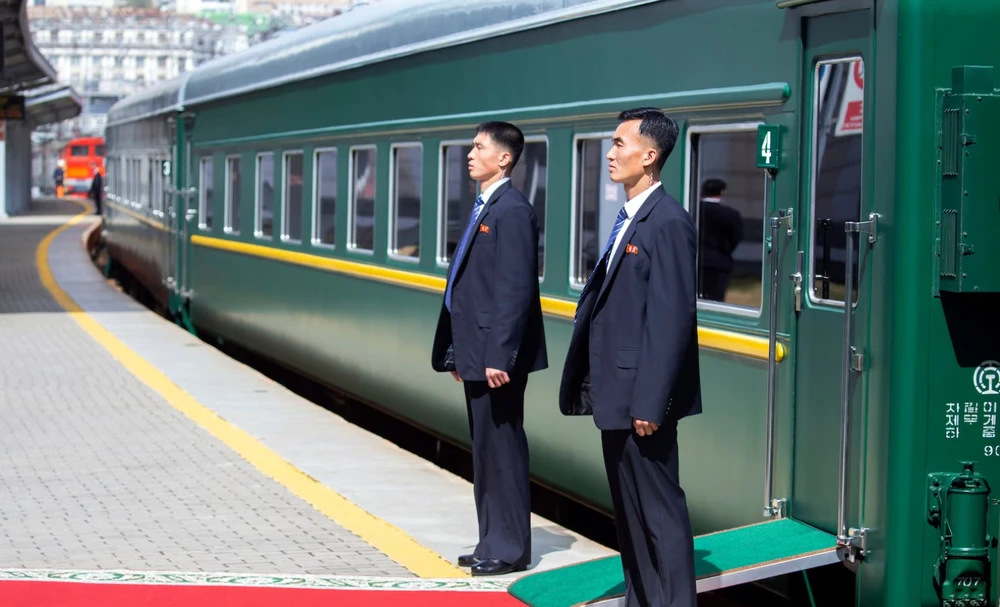 Nhân viên an ninh Triều Tiên ở cạnh tàu của ông Kim Jong-un khi công du sang Nga năm 2019. Ảnh: AP