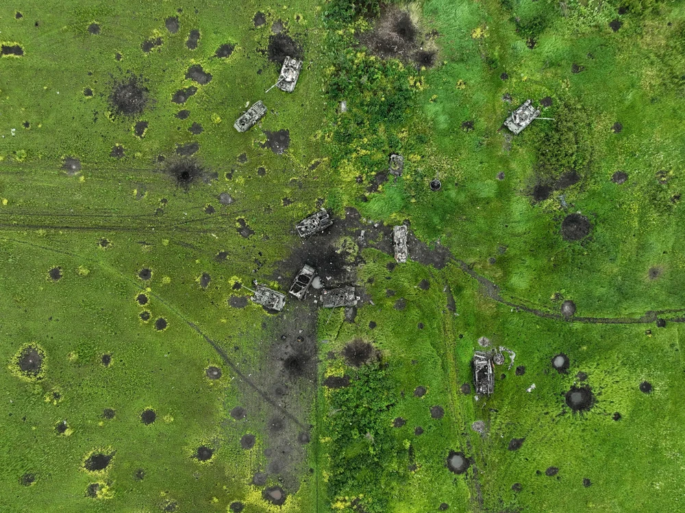 Các phương tiện bọc thép bị phá hủy ở làng Vuhledar vào tháng 6. Ảnh: THE NEW YORK TIMES