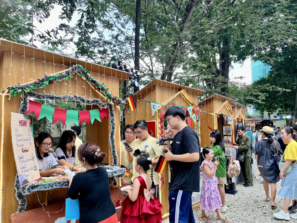 Hội chợ từ thiện Giáng sinh châu Âu lần đầu tiên tại TP.HCM