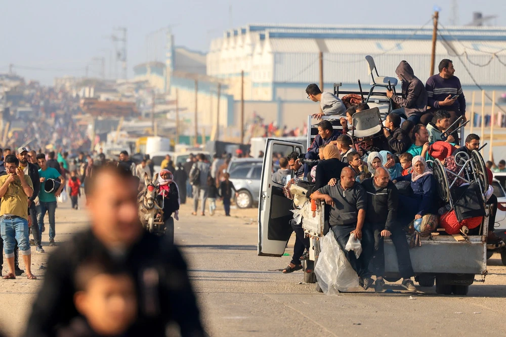 Người dân sơ tán ở phía nam Dải Gaza hôm 4-12. Xung đột Israel-Hamas buộc nhiều thường dân phải rời bỏ nhà cửa của mình. Ảnh: AFP