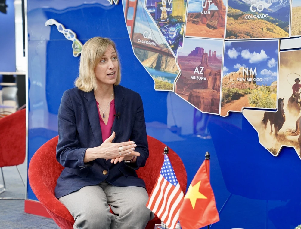 tong-lanh-su-my-susan-burns (2).jpg