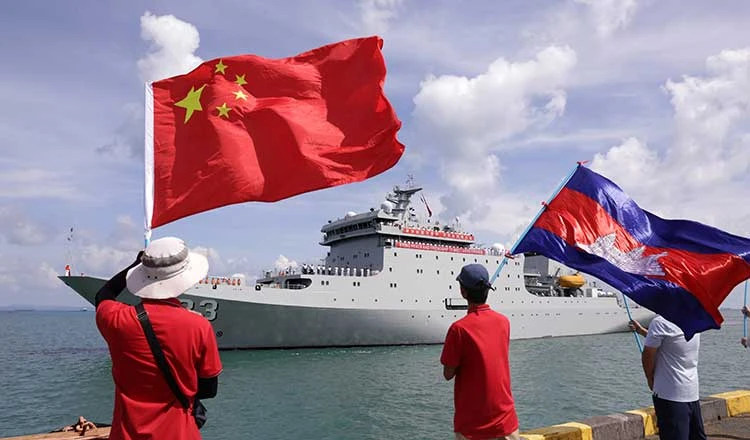 Hơn 300 người đón 2 tàu hải quân Trung Quốc thăm Campuchia