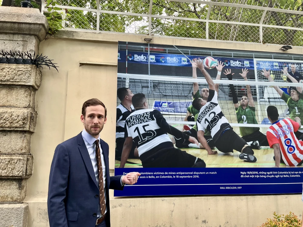 Phó Tổng Lãnh sự Pháp tại TP.HCM Grégory Robert giới thiệu về triển lãm “Thể thao và Tình hữu nghị”