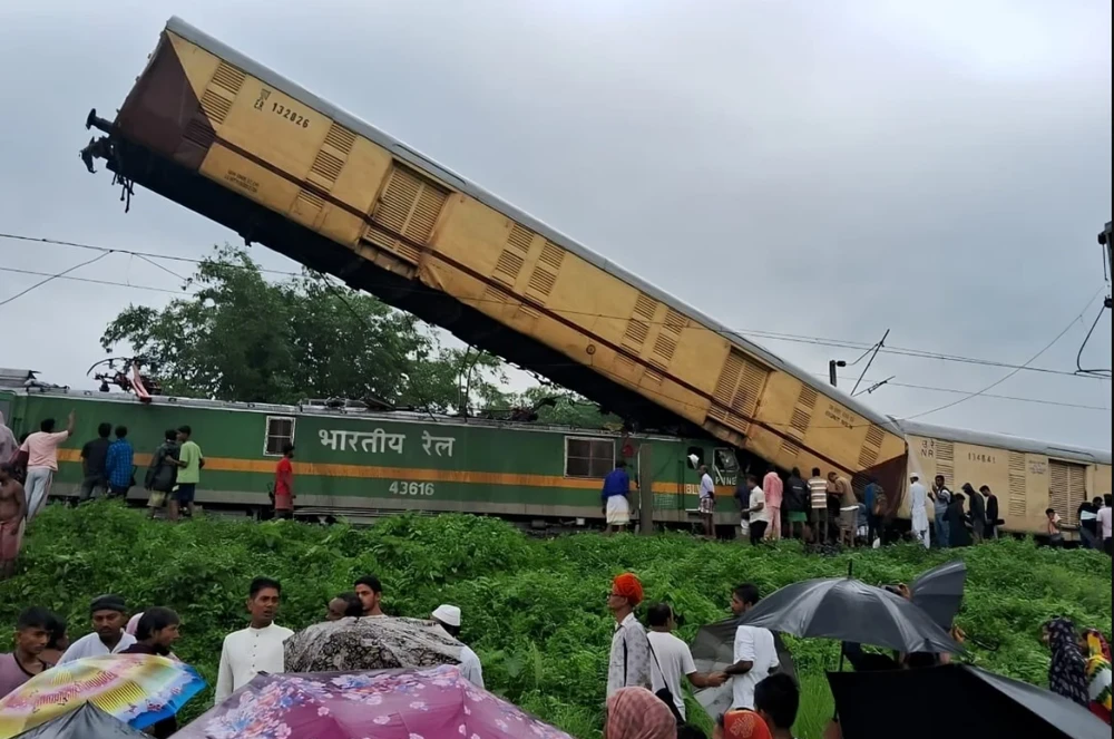 Tàu chở hàng đâm tàu khách