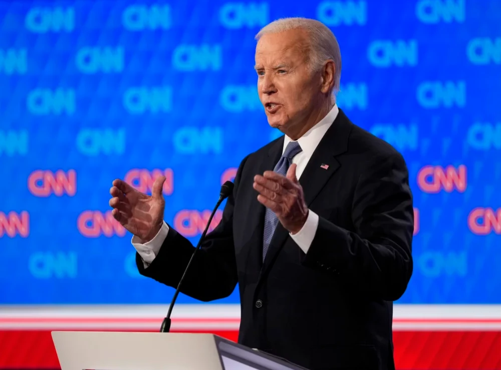 Nghị sĩ Dân chủ ủng hộ bà Harris thay ông Biden