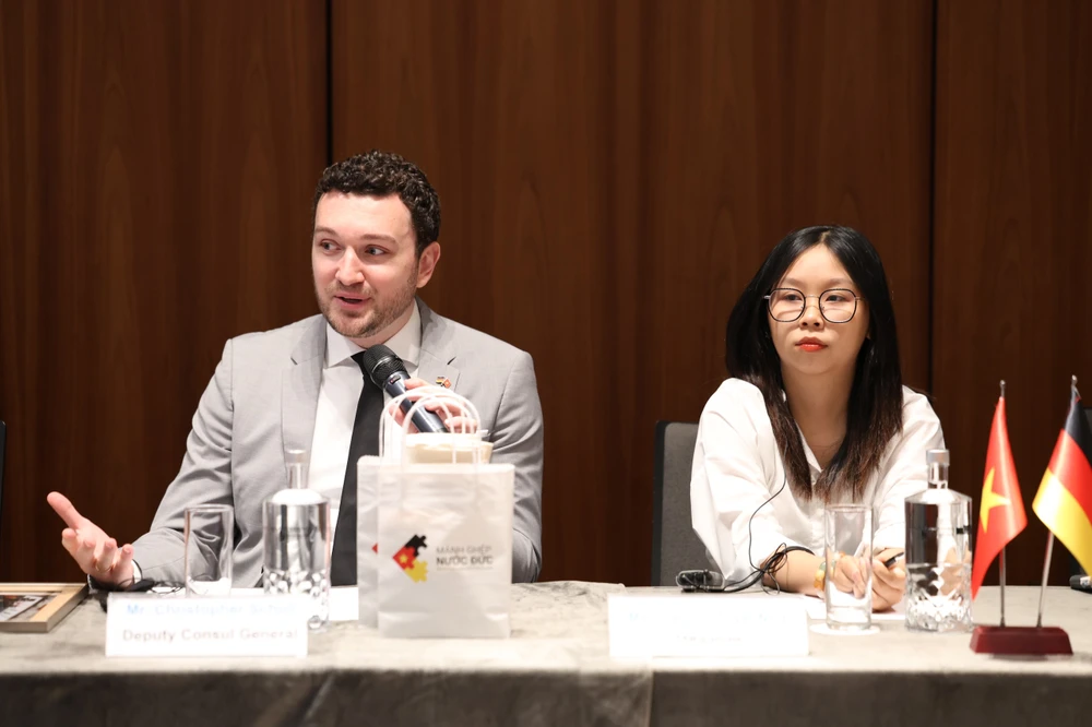 Phó Tổng Lãnh sự Đức Christopher Scholl (trái) chia sẻ rằng Đức cần lao động có tay nghề cao và chưa bao giờ việc xin visa Đức lại dễ dàng như bây giờ. Ảnh: TLSQ ĐỨC