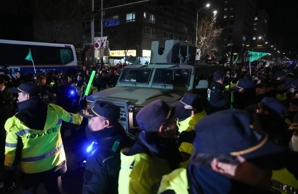 Quân đội và cảnh sát bên ngoài trụ sở quốc hội Hàn Quốc khuya 3-12. Ảnh: THE NEW YORK TIMES