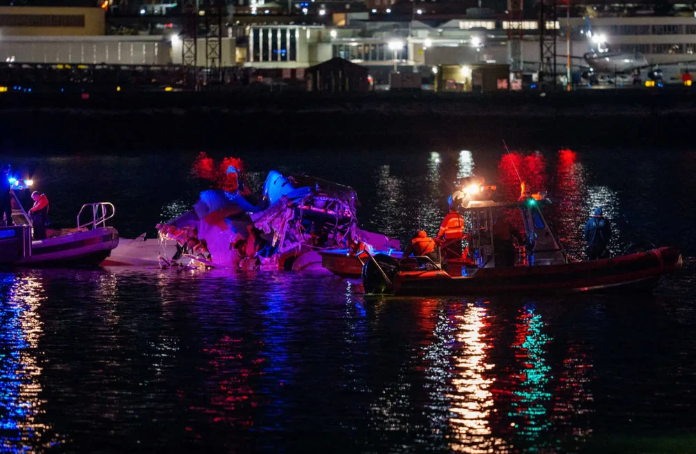 Giới chức Mỹ thông tin về vụ máy bay va trực thăng quân sự