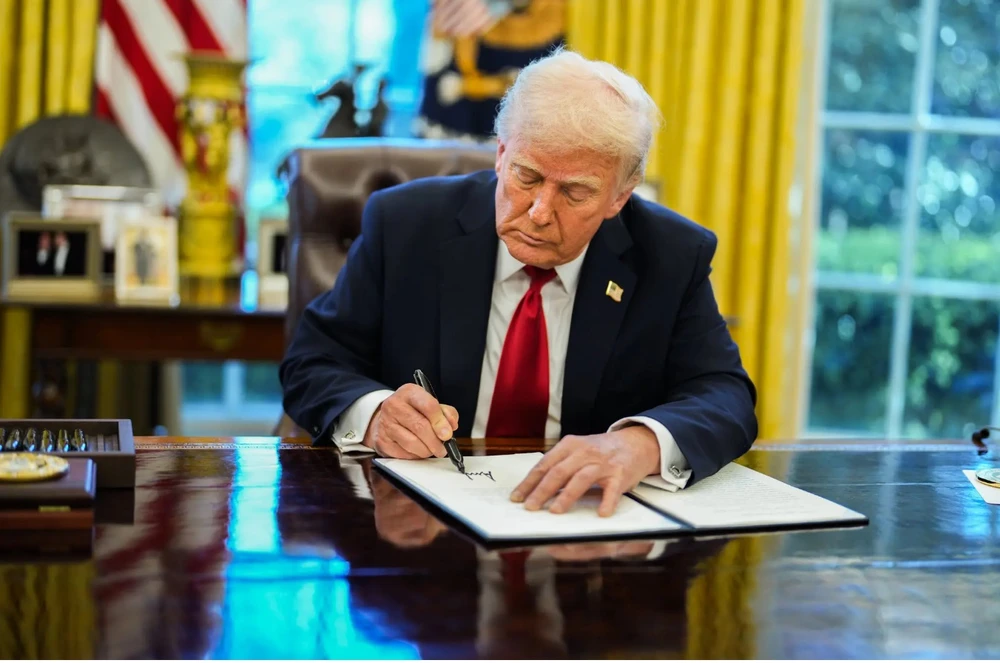 Tổng thống Trump giáng đòn thuế mới lên ô tô xuất khẩu sang Mỹ