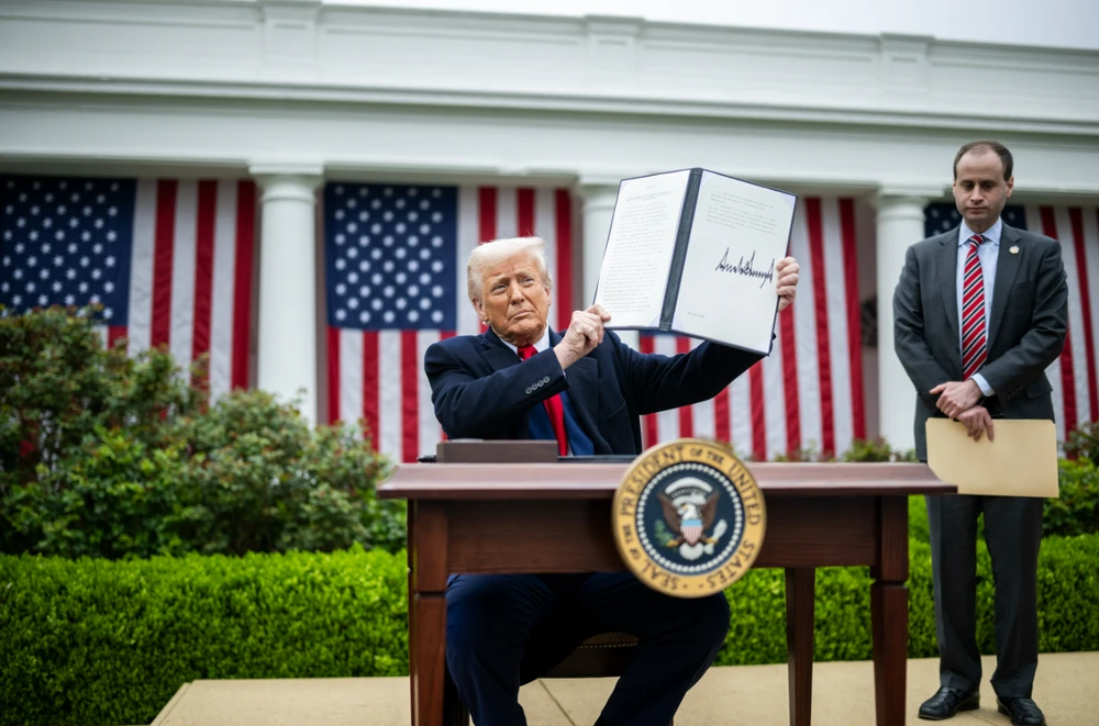 Đòn thuế đối ứng của ông Trump sẽ khiến Mỹ và thế giới 'chao đảo'?