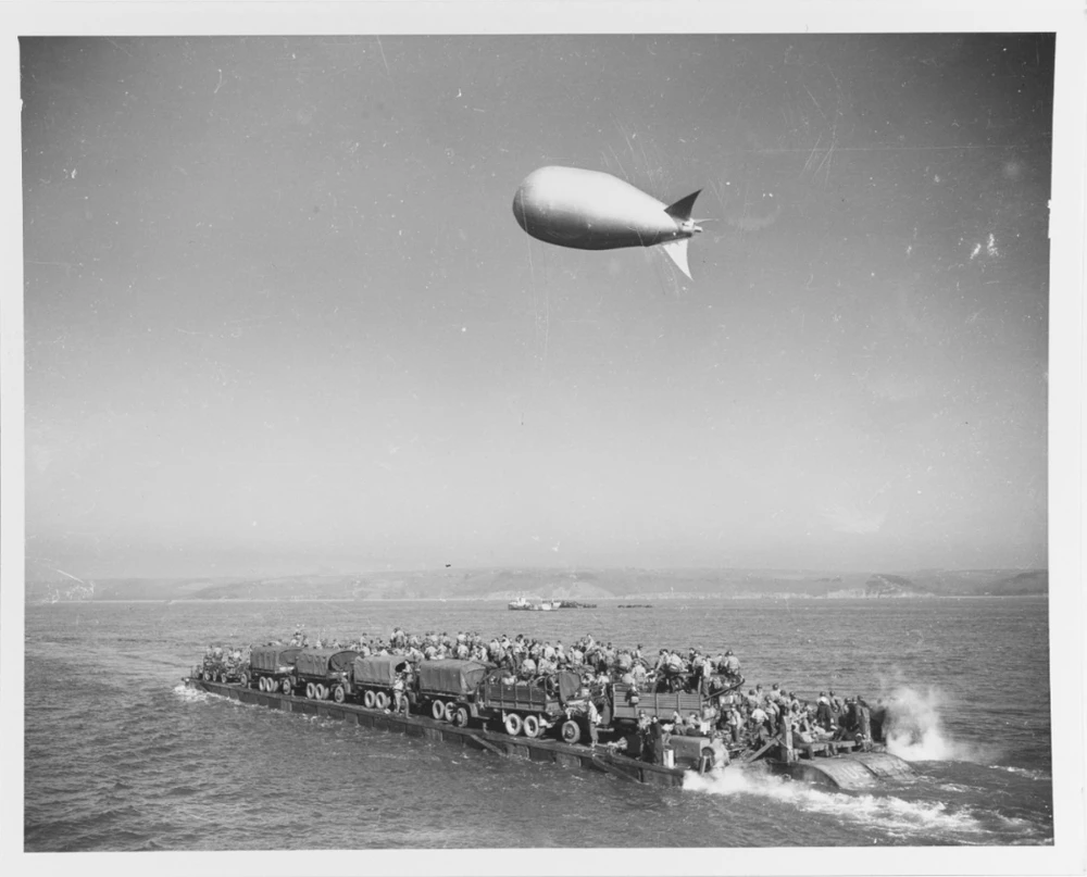 Bí ẩn đội khí cầu quanh tàu chiến bị lật của Triều Tiên