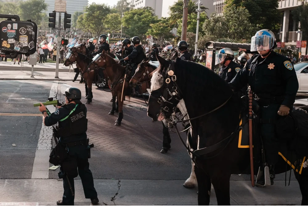 Biểu tình ở Los Angeles và bài bài toán người nhập cư của Tổng thống Trump